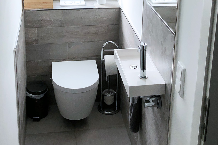 Gäste-WC in dem sich Besucher wohlfühlen Das Bild zeigt ein Gäste-WC